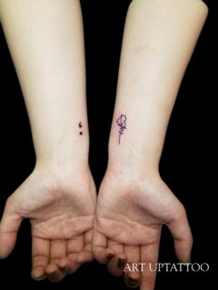 セミコロンと心電図波形のタトゥー