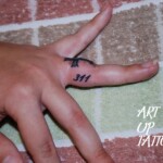 指の側面に数字タトゥー