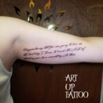 細字フォントのレタリングタトゥー