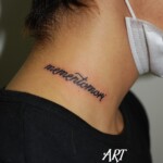 首にレタリングタトゥー