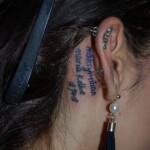 耳裏タトゥー(レタリング)